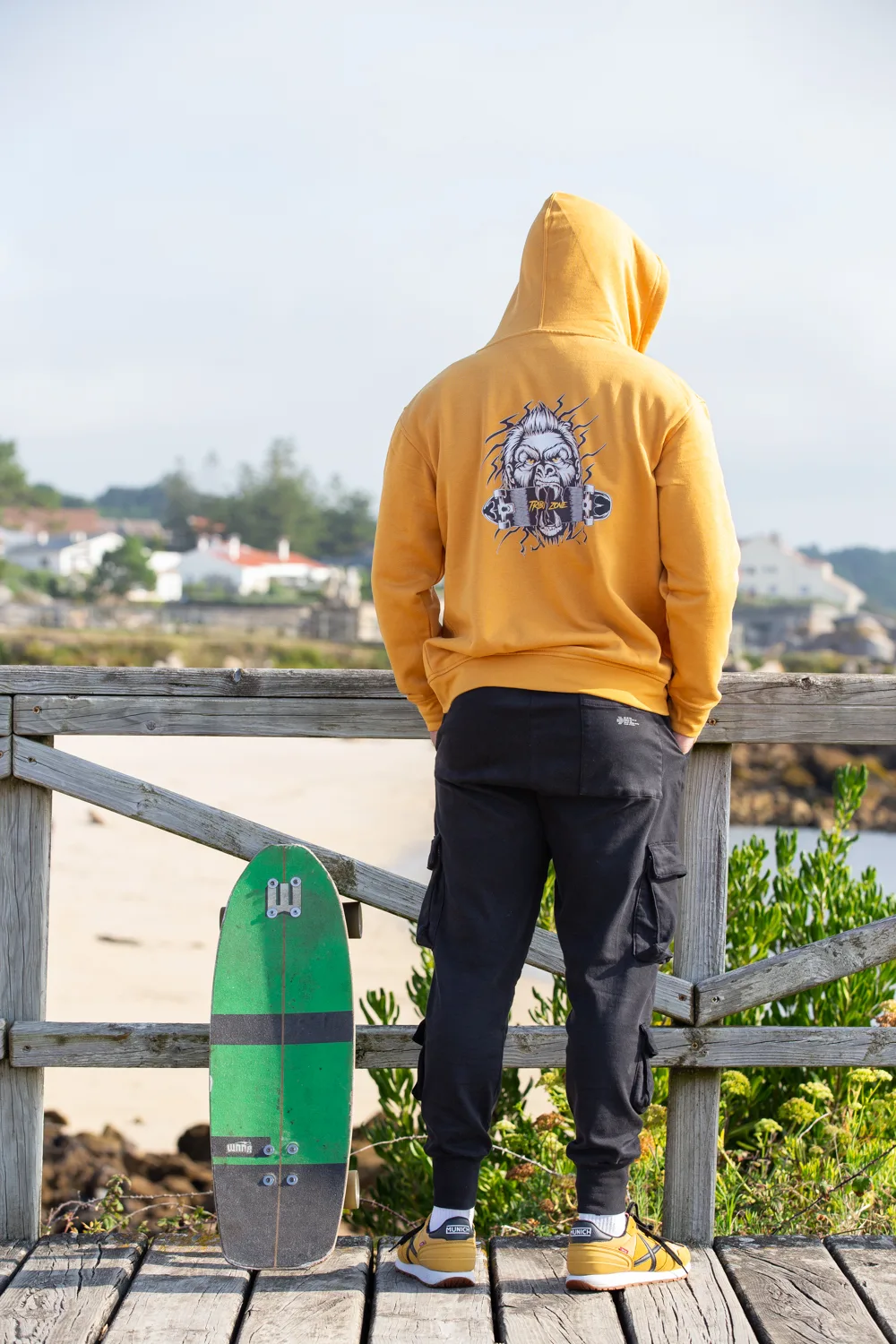 SUDADERA CON CAPUCHA Y CREMALLERA DE APERTURA COMPLETA SK8-ILLA TRIBU ZONE