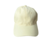 Gorra amarilla de 6 paneles básica. Fabricada en algodón,  con cierre ajustable de hebilla y orificios de ventilación bordados.