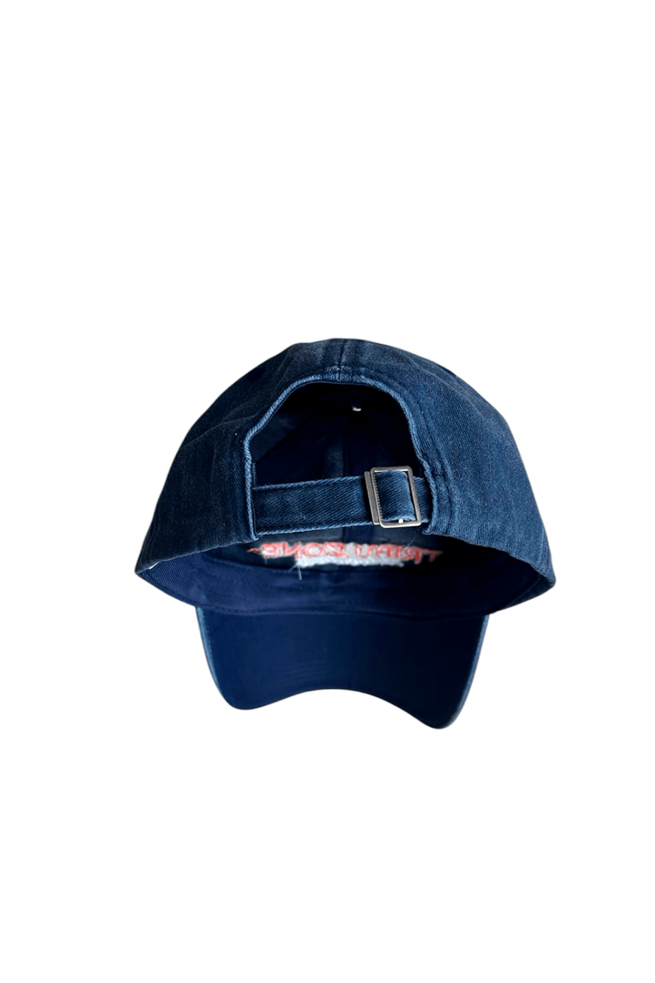Gorra azul marino de 6 paneles de acabado efecto gastado. Fabricada en algodón,  con cierre ajustable de hebilla y orificios de ventilación bordados.