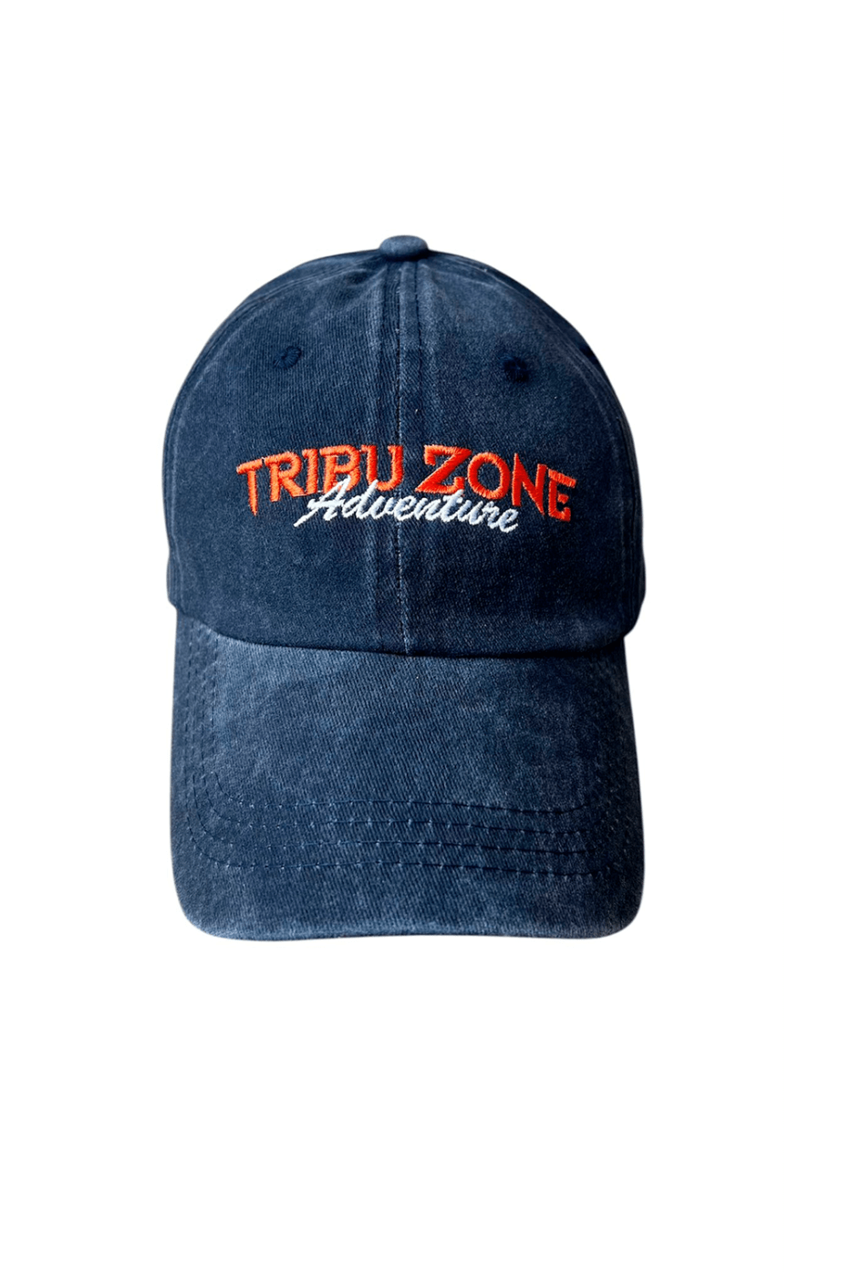 Gorra azul marino de 6 paneles de acabado efecto gastado. Fabricada en algodón,  con cierre ajustable de hebilla y orificios de ventilación bordados.