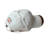 Gorra beige de 6 paneles de acabado efecto gastado. Fabricada en algodón,  con cierre ajustable de hebilla y orificios de ventilación bordados tribu zone