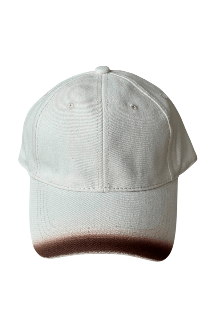 Gorra beige de 6 paneles de acabado efecto gastado. Fabricada en algodón, con cierre ajustable de hebilla y orificios de ventilación bordados tribu zone