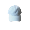 Gorra blanca de 6 paneles básica. Fabricada en algodón,  con cierre ajustable de hebilla y orificios de ventilación bordados.
