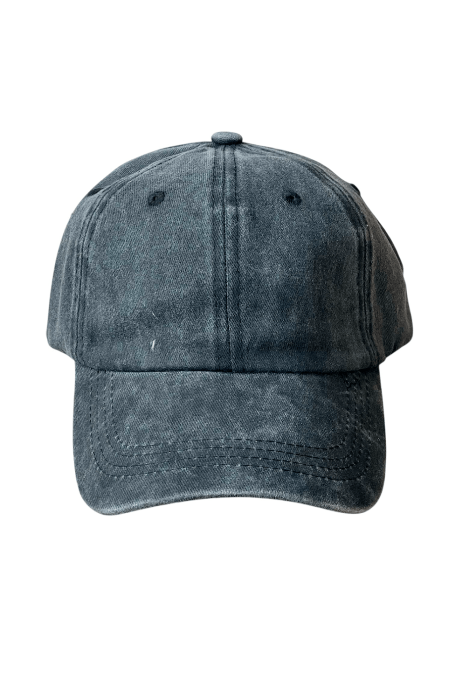 Gorra negra de 6 paneles de acabado efecto gastado. Fabricada en algodón,  con cierre ajustable de hebilla y orificios de ventilación bordados.