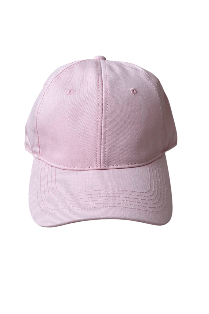 Gorra rosa de 6 paneles básica. Fabricada en algodón, con cierre ajustable de hebilla y orificios de ventilación bordados.