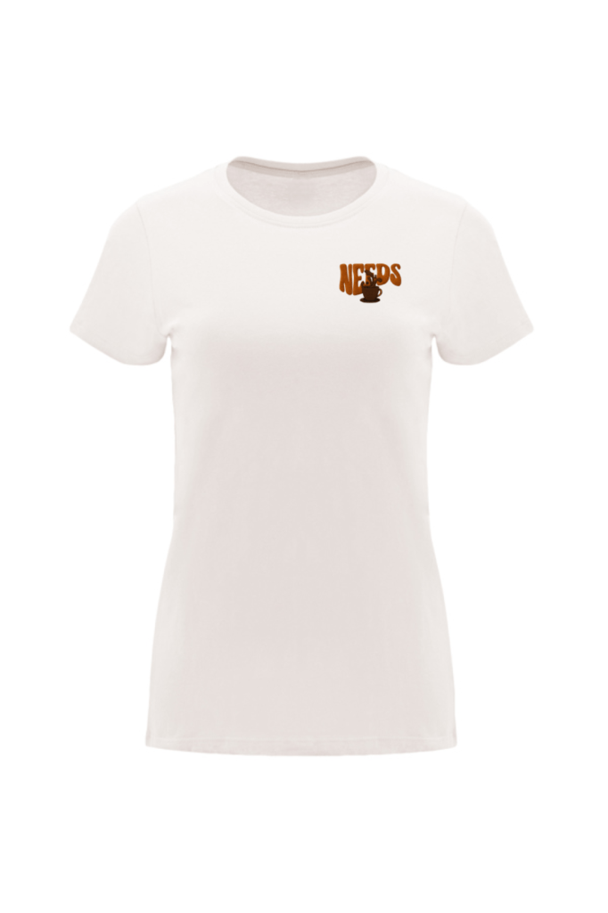 Camiseta “Needs Caffeine”  combina comodidad y actitud. En la parte frontal, el pequeño estampado con la palabra “NEEDS” y una taza de café refleja tu energía mañanera, mientras que en la espalda el diseño retro con el texto “CAFFEINE” en letras grandes y efecto vintage destaca tu pasión por la cafeína.