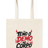 Bolsa tote “Teño o Demo no Corpo” de Tribu Zone, un accesorio original con frase gallega, diseño urbano y mucha actitud. Bolsa de tela reutilizable con estampado frontal, perfecta para quienes buscan complementos diferentes, prácticos y con esencia gallega. Ideal para regalar o para llevar en el día a día con un toque divertido, rebelde y con personalidad propia.