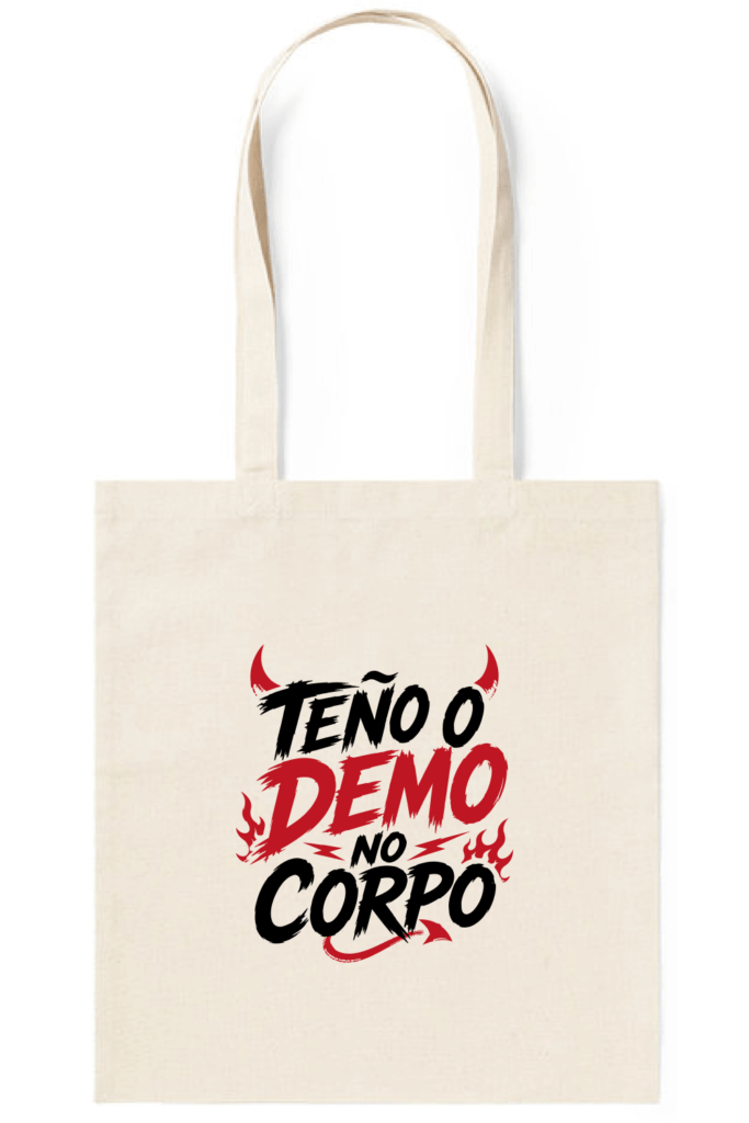 Bolsa tote “Teño o Demo no Corpo” de Tribu Zone, un accesorio original con frase gallega, diseño urbano y mucha actitud. Bolsa de tela reutilizable con estampado frontal, perfecta para quienes buscan complementos diferentes, prácticos y con esencia gallega. Ideal para regalar o para llevar en el día a día con un toque divertido, rebelde y con personalidad propia.