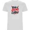 Camiseta unisex “Teño o Demo no Corpo” de Tribu Zone, una prenda original con frase gallega, diseño urbano y mucha actitud. Camiseta con estampado frontal, perfecta para quienes buscan ropa diferente, cómoda y con esencia gallega. Ideal para regalar o para lucir un estilo divertido, rebelde y con personalidad propia.