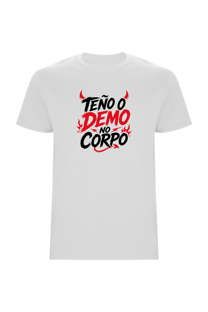 Camiseta unisex “Teño o Demo no Corpo” de Tribu Zone, una prenda original con frase gallega, diseño urbano y mucha actitud. Camiseta con estampado frontal, perfecta para quienes buscan ropa diferente, cómoda y con esencia gallega. Ideal para regalar o para lucir un estilo divertido, rebelde y con personalidad propia.