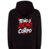 Sudadera con capucha “Teño o Demo no Corpo” de Tribu Zone, una prenda urbana con diseño gallego, divertida y con mucha actitud. Sudadera personalizada con estampado delantero y trasero, perfecta para quienes buscan ropa original, cómoda y con estilo propio. Diseño exclusivo con frase en gallego, ideal para regalar o para lucir un look diferente con esencia gallega.