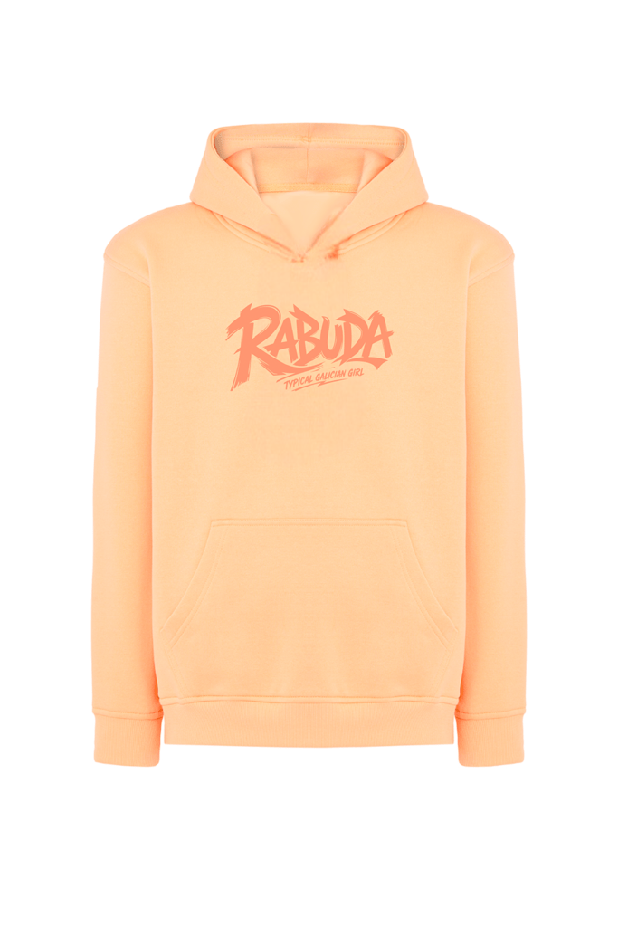Sudadera con capucha para chica de corte unisex en color melocotón con diseño gallego RABUDA Typical Galician Girl. Una sudadera cómoda, original y con estilo urbano, perfecta para looks casuales y amantes de la moda gallega. Diseño exclusivo de Tribu Zone, ideal para regalar o para lucir una prenda con carácter, humor y personalidad.