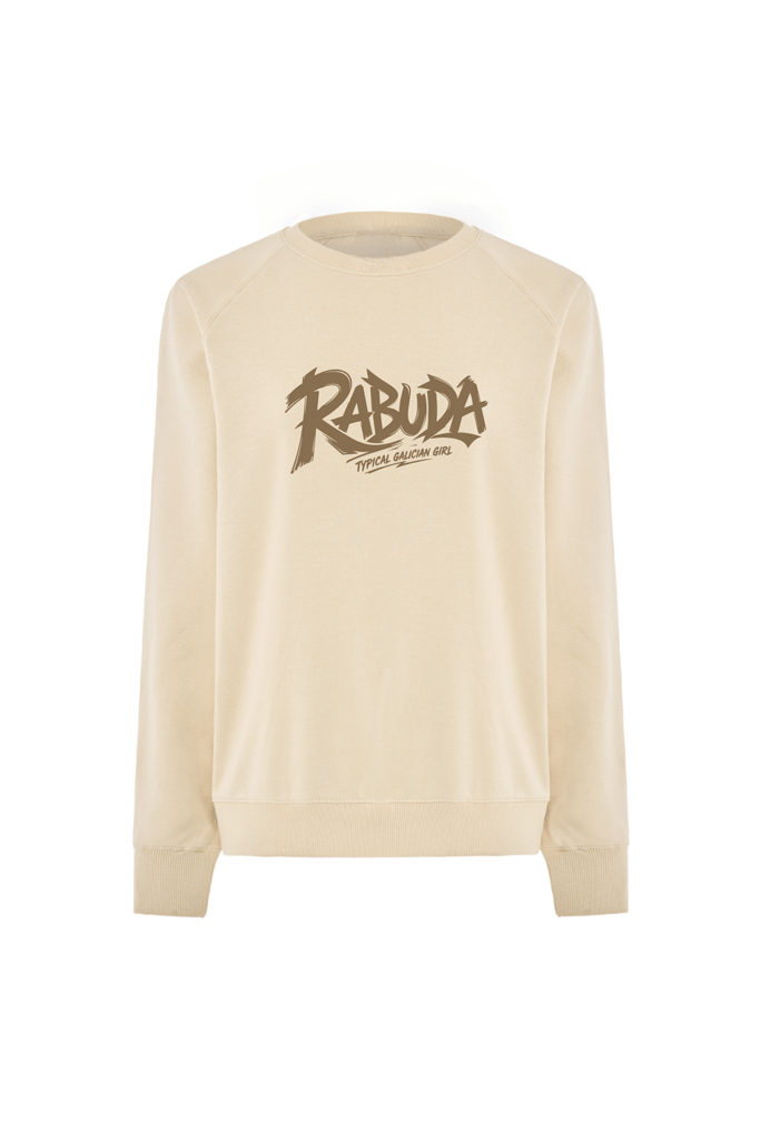 Sudadera ranglán beige para mujer con diseño gallego RABUDA Typical Galician Girl. Sudadera sin capucha cómoda, original y con estilo urbano, perfecta para looks casuales y amantes de la moda gallega. Diseño exclusivo de Tribu Zone, ideal para regalar o para lucir una prenda con personalidad, humor y carácter gallego.