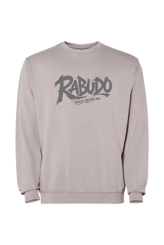 Sudadera Rabudo Typical Galician Boy sin capucha, sudadera gallega de cuello redondo en color gris/taupe, con diseño urbano y toque de retranca. Ideal para regalo, moda casual y amantes del estilo gallego.