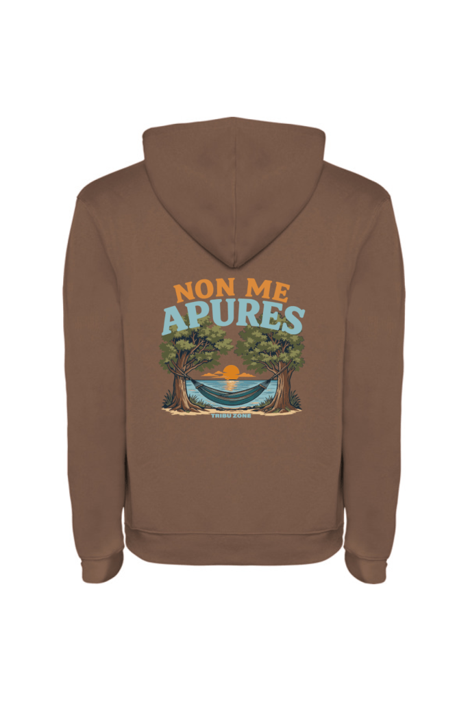 Sudadera Tribu Zone con diseño delantero “NON HAI PRESA” y gran ilustración trasera “NON ME APURES”. Un diseño inspirado en la naturaleza, la desconexión y esa manera tan nuestra de tomarnos la vida con calma.